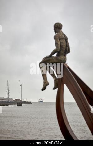 Heysham Skulptur von SCHIFF und zwei Figuren in Half Moon Bay von der Künstlerin Anna Gillespie in der Nähe des Hafens Stockfoto