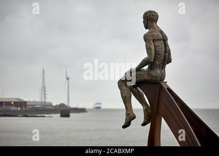 Heysham Skulptur von SCHIFF und zwei Figuren in Half Moon Bay von der Künstlerin Anna Gillespie in der Nähe des Hafens Stockfoto