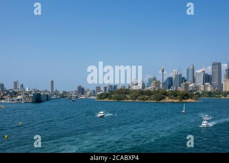 Blick auf die Skyline von Sydney, Woolloomoolo und den Marinestützpunkt Garden Island vom Sydney Harbour, Sydney, Australien Stockfoto