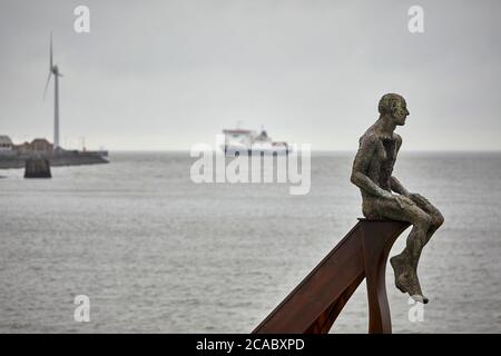 Heysham Skulptur von SCHIFF und zwei Figuren in Half Moon Bay von der Künstlerin Anna Gillespie in der Nähe des Hafens Stockfoto