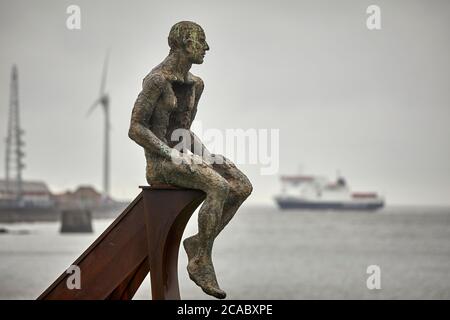 Heysham Skulptur von SCHIFF und zwei Figuren in Half Moon Bay von der Künstlerin Anna Gillespie in der Nähe des Hafens als Isle OF MAN DAMPFPAKET FIRMA Fähre arriv Stockfoto