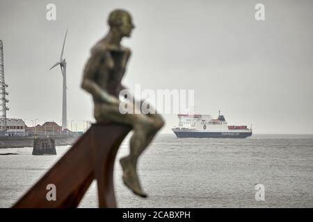 Heysham Skulptur von SCHIFF und zwei Figuren in Half Moon Bay von der Künstlerin Anna Gillespie in der Nähe des Hafens als Isle OF MAN DAMPFPAKET FIRMA Fähre arriv Stockfoto