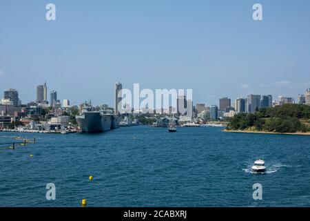 Blick auf die Skyline von Sydney, Woolloomoolo und den Marinestützpunkt Garden Island vom Sydney Harbour, Sydney, Australien Stockfoto