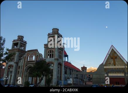 HUARAZ, PERU - 10. Okt 2019: Huaraz/Peru: Blick auf die Stadt, umgeben von verschneiten Bergen von Huascaran Stockfoto