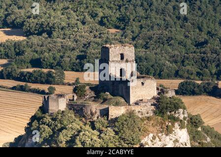 Burg von Ocio , Ruinen einer mittelalterlichen Burg des Königreichs Navarra im Inglares-Tal, Alava in Spanien Stockfoto