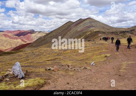 PALCCOYO, PERU - 03. Okt 2019: Gruppe von Touristen auf den Palccoyo Regenbogenbergen. Bunte Landschaft in den anden Stockfoto