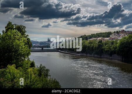 Moldau, Prager Brücken und Blick auf die Altstadt von Prag, UNESCO-Weltkulturerbe, Tschechische Republik