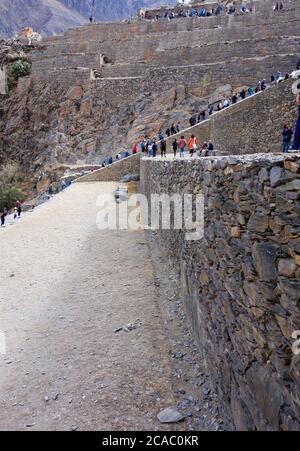 OLLANTAYTAMBO, PERU - 02. Oktober 2019: Touristen erkunden die Ruinen des archäologischen Parks von Ollantaytambo im Heiligen Tal der inkas Stockfoto