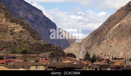 OLLANTAYTAMBO, PERU - 02. Okt 2019: Ollantaytambo: Touristisches Gebiet der historischen Stadt, Handwerksläden und Berge auf der Rückseite Stockfoto