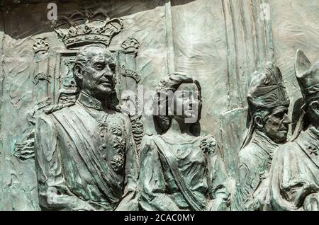 König Juan Carlos und Königin Sofia vor der Tür der Kathedrale von Almudena in Madrid, Spanien. Stockfoto