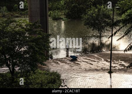 Seoul, Südkorea. August 2020. Nach heftigen Regenfällen steht eine Person im Hochwasser.15 Tote und 11 Vermisste wurden gemeldet, nachdem heftige Regenfälle Überschwemmungen und Schlammlawinen ausgelöst hatten. Kredit: SOPA Images Limited/Alamy Live Nachrichten Stockfoto