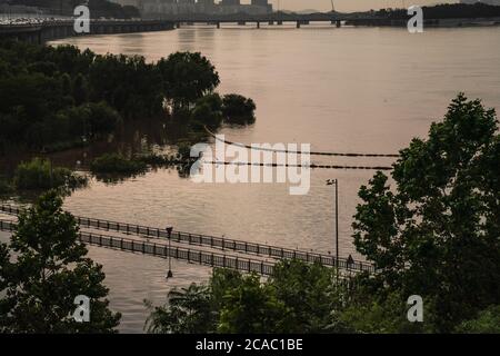 Seoul, Südkorea. August 2020. Blick auf eine überflutete Straße und Schilder des Han-Flussparks nach heftigen Regenfällen.15 Tote und 11 Vermisste wurden gemeldet, nachdem heftige Regenfälle Überschwemmungen und Schlammlawinen ausgelöst hatten. Kredit: SOPA Images Limited/Alamy Live Nachrichten Stockfoto