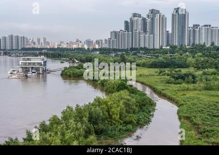 Seoul, Südkorea. August 2020. Blick auf eine überflutete Straße und Schilder des Han-Flussparks nach heftigen Regenfällen.15 Tote und 11 Vermisste wurden gemeldet, nachdem heftige Regenfälle Überschwemmungen und Schlammlawinen ausgelöst hatten. Kredit: SOPA Images Limited/Alamy Live Nachrichten Stockfoto