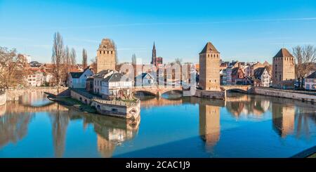 Panoramablick auf Ponts Couverts und den Straßburger Dom, Straßburg, Elsass, Frankreich Stockfoto