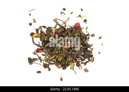 Duftende Blätter von chinesischen Dry Tea Top Grade mit Goji Beeren und gepudert Acai auf weißem Hintergrund Stockfoto