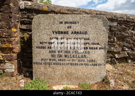 Yvonne Arnaud Grabdenkmal in St. Martha auf dem Hill Church Begräbnisplatz, Surrey, Großbritannien Stockfoto