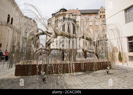 Die Trauerweide Skulptur im Garten Denkmal der großen Synagoge in Budapest Stockfoto