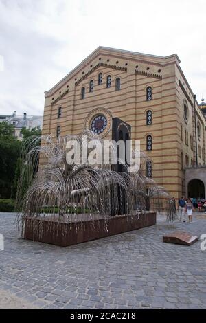 Die Trauerweide Skulptur im Garten Denkmal der großen Synagoge in Budapest Stockfoto