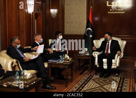 Tripolis, Libyen. August 2020. Der von den Vereinten Nationen unterstützte libysche Premierminister Fayez Serraj (R) trifft sich am 5. August 2020 mit dem italienischen Verteidigungsminister Lorenzo Guerini (2. L) in Tripolis, Libyen. Libyens von der UNO unterstützter Premierminister Fayez Serraj traf sich am Mittwoch mit dem italienischen Verteidigungsminister Lorenzo Guerini in Tripolis zu Gesprächen über die bilaterale Zusammenarbeit, erklärte das Informationsbüro des Premierministers. Quelle: Hamza Turcia/Xinhua/Alamy Live News Stockfoto
