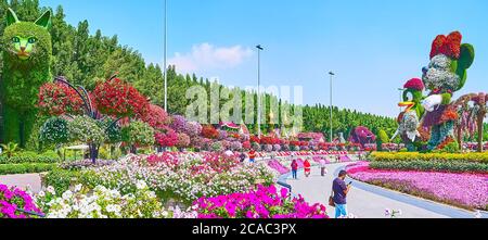 DUBAI, VAE - 5. MÄRZ 2020: Panorama des Miracle Garden mit bunten Blumenbeeten, hängenden Pflanzen in Töpfen, großen Installationen von Disney-Cartoon-Charakter Stockfoto