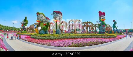 DUBAI, VAE - 5. MÄRZ 2020: Panorama des Miracle Garden mit einer Kreisallee, bunten Blumenbeeten, einer großen Installation von Walt Disney Figuren - Webby, Stockfoto