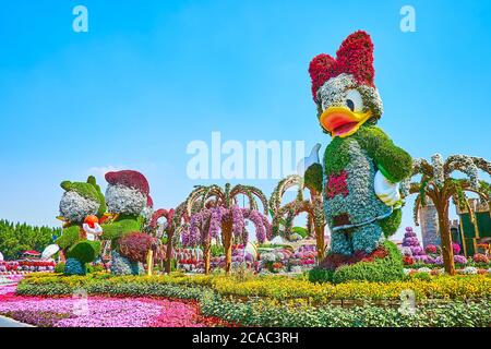 DUBAI, VAE - 5. MÄRZ 2020: Die beliebten Walt Disney Zeichentrickfiguren - Webby Vanderquack, Huey, Dewey und Louie Duck im Miracle Garden, am 5. März i Stockfoto