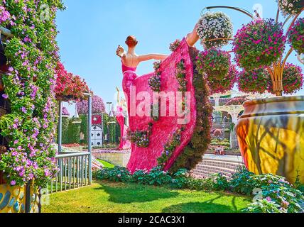 DUBAI, VAE - 5. MÄRZ 2020: Die farbigen Ballerinas-Installationen im Miracle Garden, am 5. März in Dubai Stockfoto