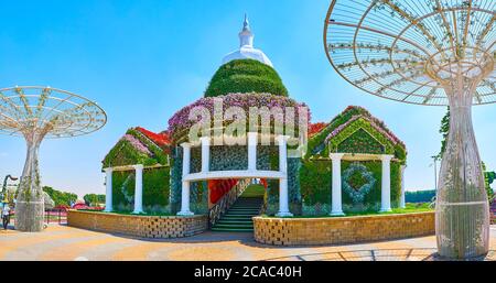 DUBAI, VAE - 5. MÄRZ 2020: Panorama des Blumenpavillons, der als Aussichtsplattform auf dem Hügel im Miracle Garden dient, am 5. März in Dubai Stockfoto