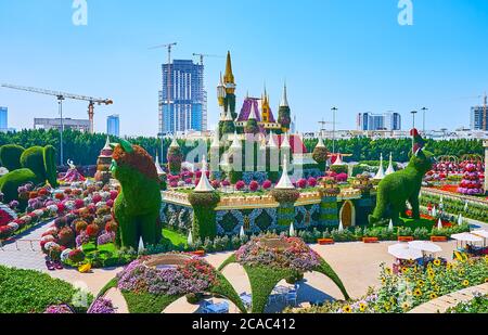 DUBAI, VAE - 5. MÄRZ 2020: Genießen Sie die atemberaubende Landschaft des Miracle Garden mit seinem floralen Märchenschloss, bedeckt mit Grünflächen und Petunien, installati Stockfoto