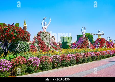 DUBAI, VAE - 5. MÄRZ 2020: Spazieren Sie durch die malerische Gasse des Miracle Garden, der mit erstaunlichen Petunien und Sonnenblumen gestaltet und mit Figuren des Dan dekoriert ist Stockfoto