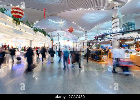 ISTANBUL - JAN 03: Passagiere am Flughafen Istanbul. New istanbul Airport Havaliman mit Weihnachts- und Neujahrsdekorationen in Istanbul Stockfoto