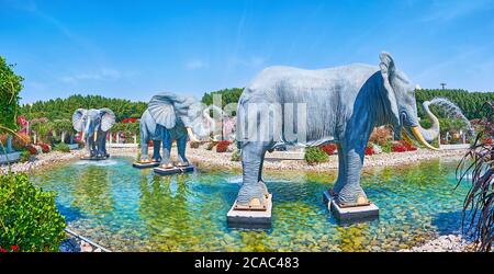 DUBAI, VAE - 5. MÄRZ 2020: Panorama des flachen Teiches mit großen Elefantenskulpturen, die als Brunnen dienen, Miracle Garden, am 5. März in Dubai Stockfoto