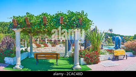 DUBAI, VAE - 5. MÄRZ 2020: Panorama des Miracle Garden mit schattigem Pavillon am Teich mit Elefantenskulpturen, am 5. März in Dubai Stockfoto