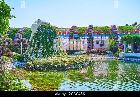 DUBAI, VAE - 5. MÄRZ 2020: Die Installation des Frauenkopfes mit floralem Haar, der am Teich im Miracle Garden am 5. März in Dubai hängt Stockfoto