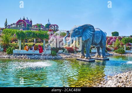 DUBAI, VAE - 5. MÄRZ 2020: Genießen Sie am 5. März in Dubai den großen Elefantenbrunnen inmitten des flachen Teichs des Miracle Garden Stockfoto