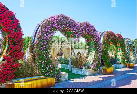 DUBAI, VAE - 5. MÄRZ 2020: Die herzförmigen Bögen, die zur Freiluftterrasse des Restaurants im Miracle Garden führen, am 5. März in Dubai Stockfoto