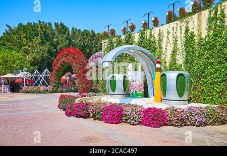 DUBAI, VAE - 5. MÄRZ 2020: Der funy Wasserhahn Brunnen im Miracle Garden, gesäumt mit Petunias, am 5. März in Dubai Stockfoto