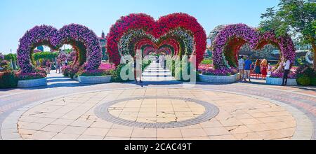 DUBAI, VAE - 5. MÄRZ 2020: Panorama des Miracle Garden Platzes mit drei Gassen, geschmückt mit bunten herzförmigen Bögen, am 5. März in Dub Stockfoto