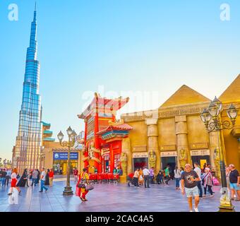 DUBAI, VAE - 5. MÄRZ 2020: Das Global Village Dubai enthält die beliebtesten Gebäude der Welt, wie Pyramiden von Ägypten, chinesische Pagode Tor mit Stockfoto