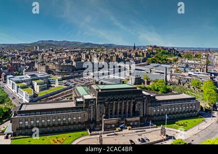 Blick auf das Zentrum von Edinburgh Schottland vom Nelson Monument auf Calton Hill mit St. Andrew's House Front & Edinburgh City council links. Stockfoto