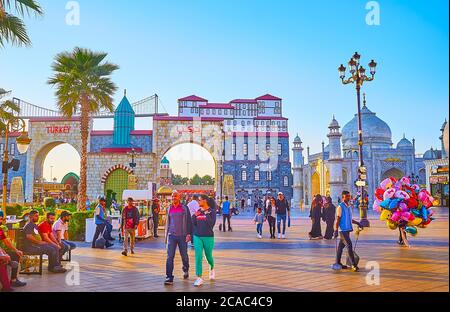 DUBAI, VAE - 5. MÄRZ 2020: Überfüllte Gasse des Global Village Dubai mit Blick auf den kleinen Taj Mahal und Pavillon der Türkei, dekoriert mit Replik von for Stockfoto