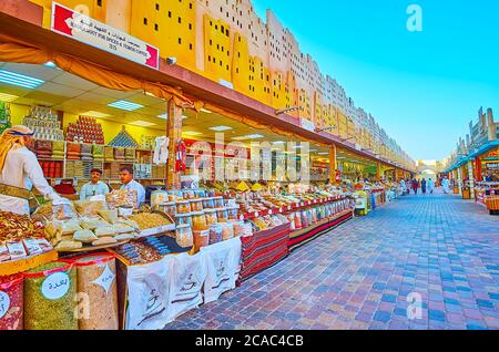 DUBAI, VAE - 5. MÄRZ 2020: Die Stände des arabischen Souks (Markt) im Jemen Pavillon des Global Village Dubai gekrönt mit Repliken der traditionellen irdenen h Stockfoto