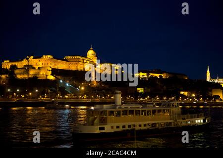 Das Parlament (Orszaghaz) über die Donau bei Nacht, UNESCO-Weltkulturerbe, Budapest, Ungarn, Europa Stockfoto