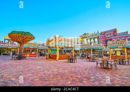 DUBAI, VAE - 5. MÄRZ 2020: Der Food Court des Jemen Pavillon des Global Village Dubai mit kleinen Ständen, Tischen und Stühlen, am 5. März in Dubai Stockfoto