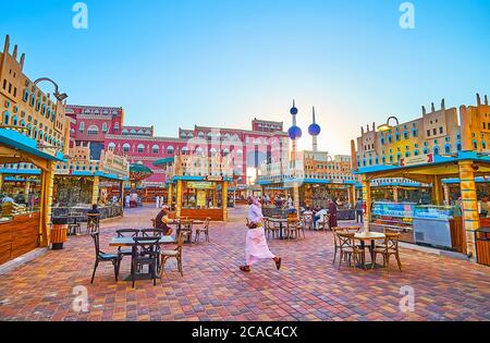 DUBAI, VAE - 5. MÄRZ 2020: Die Outdoor-Cafés im Food Court des Jemen Pavillon des Global Village Dubai, am 5. März in Dubai Stockfoto
