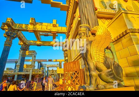 DUBAI, VAE - 5. MÄRZ 2020: Der Iran Pavilion des Global Village Dubai ist mit Säulen im Persepolis-Stil, Reliefs und Skulpturen von Assyri dekoriert Stockfoto