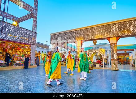 DUBAI, VAE - 5. MÄRZ 2020: Genießen Sie authentische Darbietung der Gnawa-Musik im marokkanischen Pavillon des Global Village Dubai am 5. März in Dubai Stockfoto