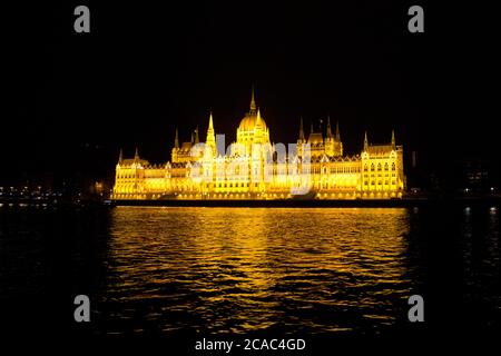 Das Parlament (Orszaghaz) über die Donau bei Nacht, UNESCO-Weltkulturerbe, Budapest, Ungarn, Europa Stockfoto