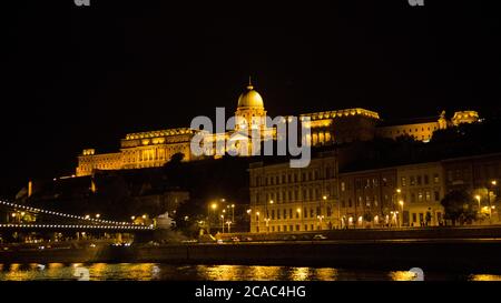 Das Parlament (Orszaghaz) über die Donau bei Nacht, UNESCO-Weltkulturerbe, Budapest, Ungarn, Europa Stockfoto