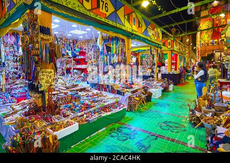 DUBAI, VAE - 5. MÄRZ 2020: Der große Touristenstand im Afrika-Pavillon des Global Village Dubai, mit handgemachten Holzspielzeug, Souvenirs, Schmuck, Tischwäsche Stockfoto